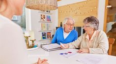 Mit der Versorge für das Lebensende sollte man rechtzeitig starten. Eine professionelle Beratung – zurzeit natürlich coronakonform - hilft dabei.
Foto: djd/compass private pflegeberatung