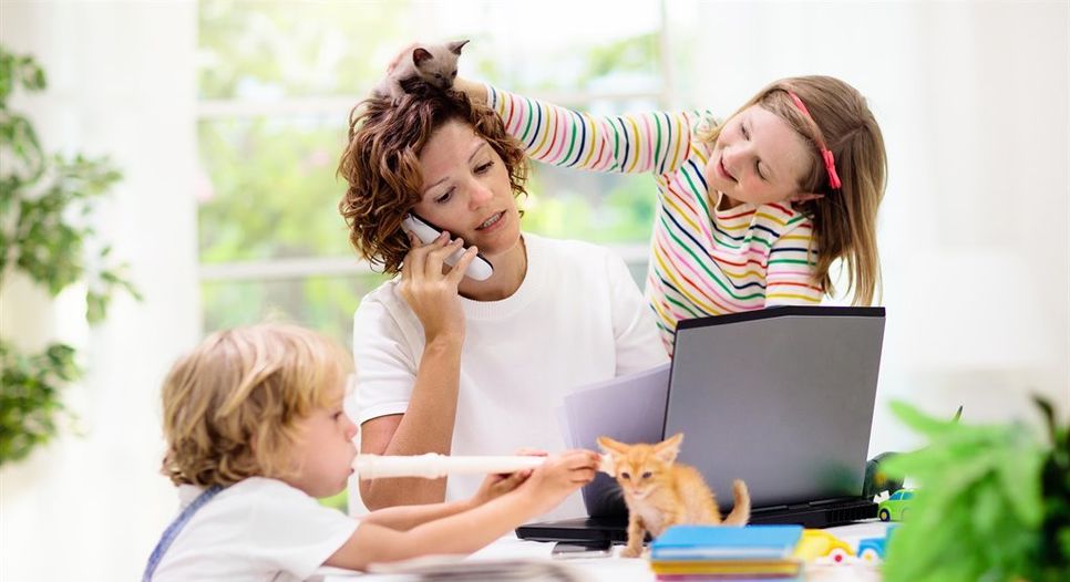 So oder so ähnlich sieht der Familienalltag im Lockdown vielerorts aus. Viele Eltern sind deshalb inzwischen stark gefrustet.  AdobeStock/famveldman