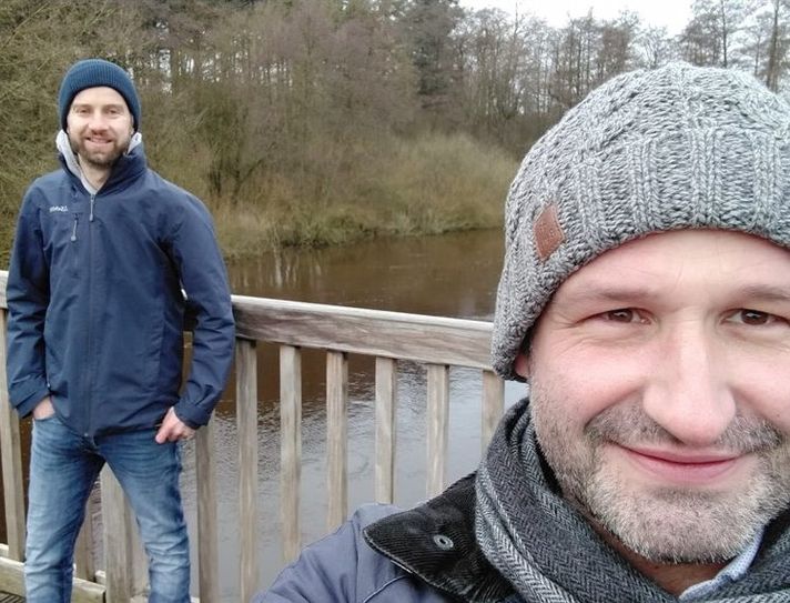 Kai Köser (vorne) beim Spaziergang durch Bremervörde. Der Stader kandidiert bei der kommenden Bundestagswahl für die SPD.   Foto: eb