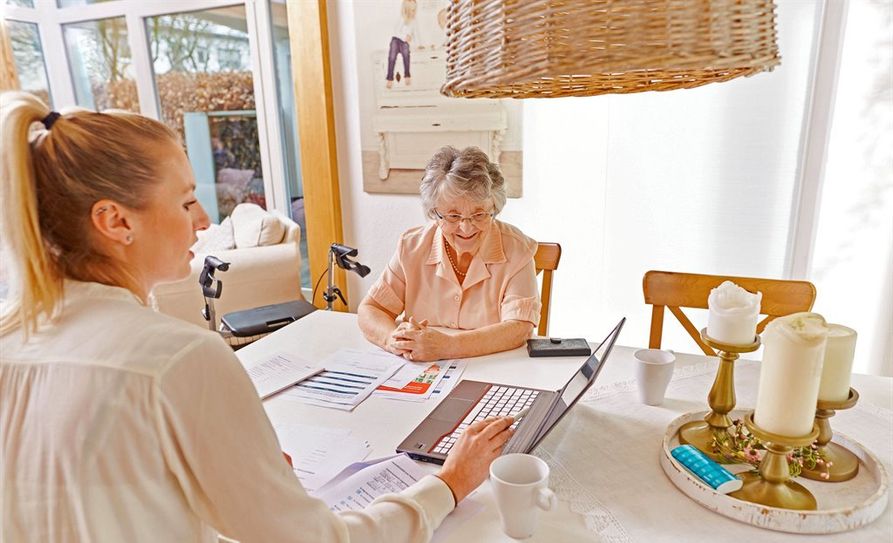 Die individuelle Begleitung von Pflegebedürftigen ist eine spannende Aufgabe. Zurzeit sind dabei natürlich Maske und Abstand angesagt. Foto: djd/compass private pflegeberatung