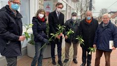 In Lilienthal wurden Blumen auf die an die jüdische Familie Frank erinnernden Stolpersteine gelegt. Foto: an