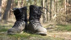 Schuhe schnüren und los geht´s! Marco Müller von der FuB lädt zum Pilgern ein.  Foto: eb