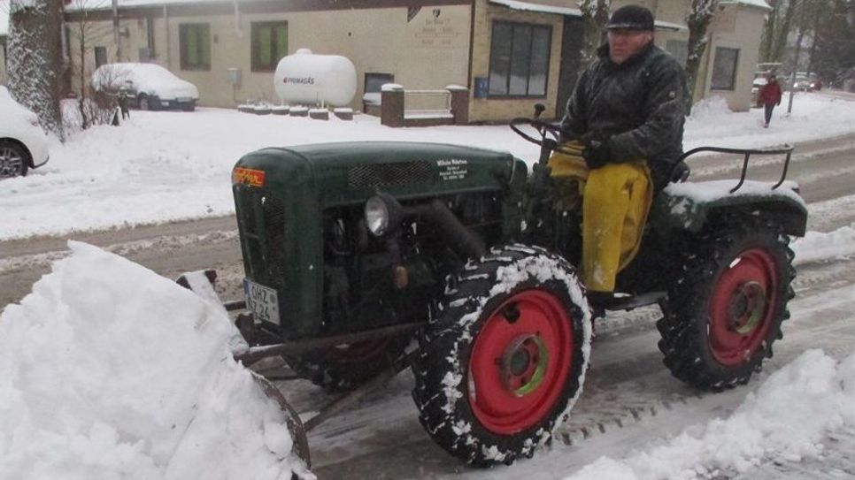 Großen Einsatz beim Schneeschippen zeigte der 80-jährige Wilhelm „Willem“ Mehrtens.  Foto: Klaus Sass