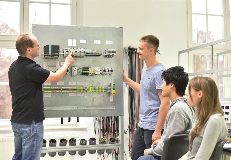 Bei der Arbeit mit Strom sind höchste Konzentration und Fachwissen unumgänglich. 
 Foto: industrieblick/Fotalia/ranstad