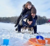 Rodelsandwich: So geht Familienrodeln heute. Foto: S. Tietjen.