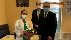 Landrat Bernd Lütjen (rechts) begrüßt gemeinsam mit Krankenhausleiter Klaus Vagt Nasrin Aslani-Evers als neue Chefärztin der Inneren Abteilung des Kreiskrankenhaues Osterholz.  Foto: eb