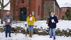 Mit der „Predigt für die Tasche“ möchte der Kirchenvorstand (von links Dieter Lohsen, Herma Hünken und Hermann Oerding) in der Kirchengemeinde Kirchwistedt einen neuen Weg einschlagen. Foto: khe