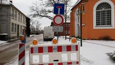 Wer zu den Geschäften oder zum Rathaus möchte, kann nach wie vor von der Neuen Straße in die Kirchenstraße fahren.  Foto: lst