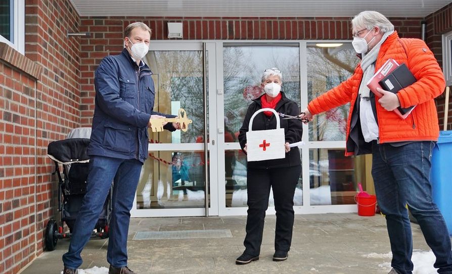 Bürgermeister Guido Dieckmann (li.) und Leitung Cornelia Anders-Rohlfing öffnen mit DRK- Geschäftsführer Henning Dageförde die Tür der neuen Kita „Waldfreunde“ in Wellen.  Foto: khe