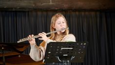 Wer sich für dafür interessiert, Querflöte spielen zu lernen, der kann auf Youtube Charlotte Wendel beim Online-Studiokonzert der Kreismusikschule dabei zusehen, wie sie aus ihrem Blasinstrument Melodien zaubert.      Foto: M. Wulff