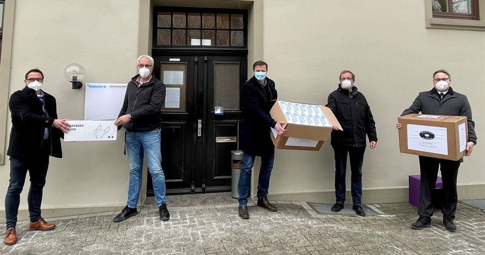 Oliver Grundmann (Mitte) vermittelte Masken und Handschuhe aus Taiwan nach Bremervörde. 
 Foto: eb