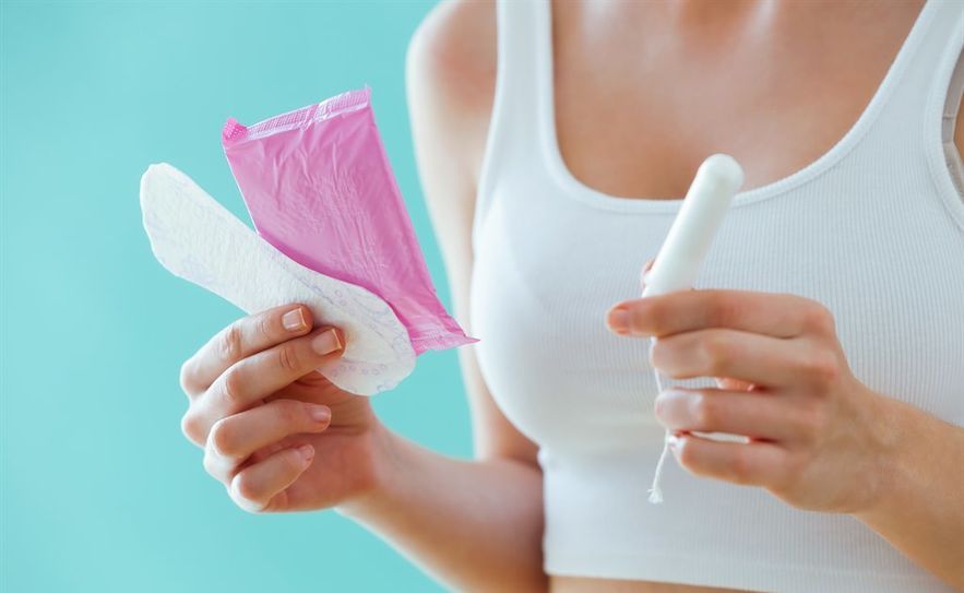 Für Hygieneartikel müssen Frauen, die ihre Periode haben, selbst bezahlen.  Foto: Adobe Stock/nenetus