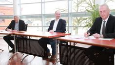 Bürgermeister Torsten Rohde, Aufsichtsratsvorsitzender Prof. Tim Jesgarzewski und Stadtwerke-Geschäftsführer Christian Meyer-Hammerström bei der Unterzeichnung im Rathaus.  Foto: eb