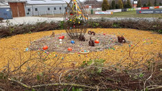 Das riesige Osternest steht bereit, gefüllt zu werden.  Foto: eb