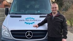 Clemens Wilshusen sorgt dafür, dass die Blockheizkraftwerke seiner Kund:innen einwandfrei laufen. Foto: eb