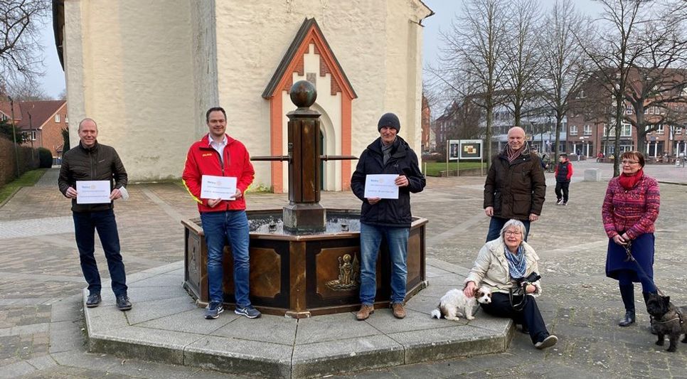 Von links: Maik Bindan (Kita Garlstedt), Christian Weiss (DLRG), Norbert Mathy (Tafel OHZ), Gertrud Milthaler, Thomas Hinkelmann, Stefanie Garbade.  Foto: lim