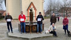 Von links: Maik Bindan (Kita Garlstedt), Christian Weiss (DLRG), Norbert Mathy (Tafel OHZ), Gertrud Milthaler, Thomas Hinkelmann, Stefanie Garbade.  Foto: lim