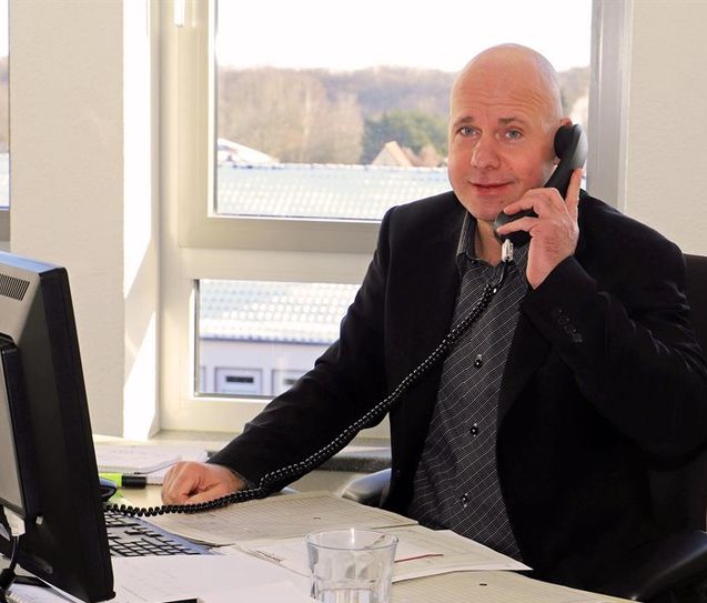 Frank Wätjen an seinem neuen Arbeitsplatz: Der Diplom-Verwaltungsbetriebswirt ist der neue Wirtschaftsförderer der Stadt Osterholz-Scharmbeck.  Foto: eb