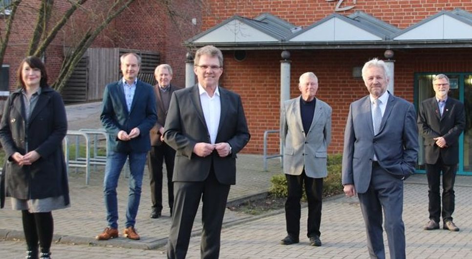 Bürgermeisterkandidat Jürgen Kuck (mitte) mit seinen Unterstützern. Von links: Anissa Müller Florino (SPD), Michael Harjes (SPD),  Ippe Klaasen (CDU), Giselher Klinger (CDU),  Hans-R. Gfrörer (CDU), Uwe Helmers (SPD).  Foto: sr