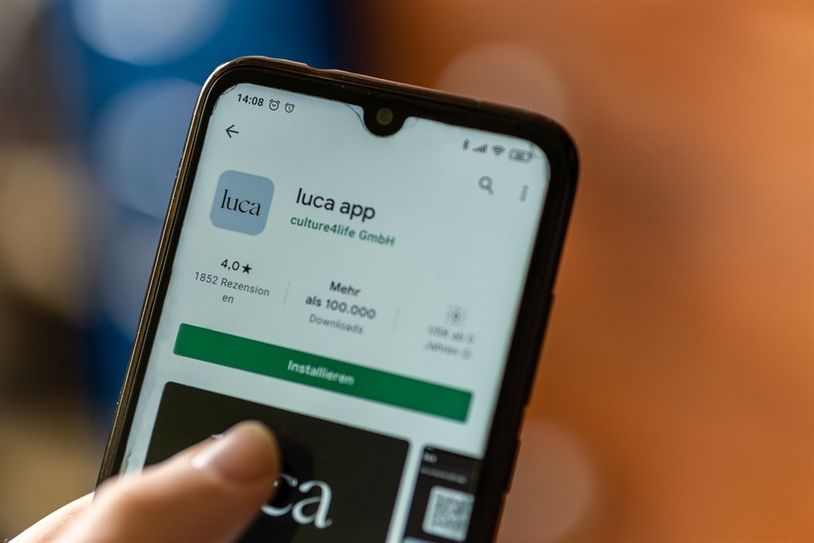 Der Landkreis plant, die Luca-App zur Kontaktverfolgung einzusetzen und reagiert damit auf Anregungen aus der hiesigen Wirtschaft.  Foto: AdobeStock/wirestock