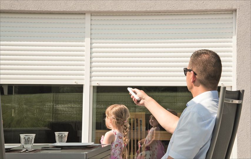 Sind Rollladen und Sonnenschutz motorisiert, können sie auf Knopfdruck für Schatten sorgen. 
 Foto: BVRS/txn