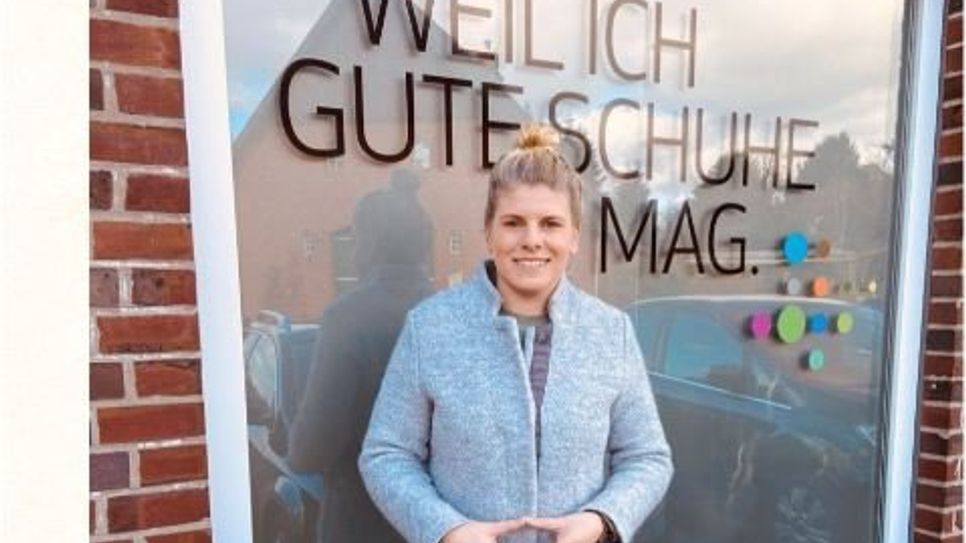 Posiert mit Merkel-Raute vor ihrem Geschäft: Anne Steffens-Springer vom Schuhhaus Steffens.  Foto: eb
