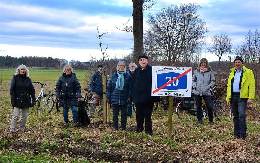 Jochen Hake (re.) und weitere Autobahngegner pflanzten einen Apfelbaum.  Foto: rgp