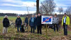 Jochen Hake (re.) und weitere Autobahngegner pflanzten einen Apfelbaum.  Foto: rgp