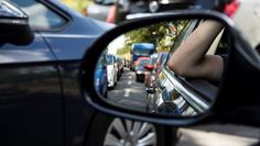 Alltägliches Bild für Berufspendler:innen: Auch in Zeiten von Lockdown und Homeoffice bleibt die Zahl der Menschen, die auf dem Weg zur Arbeit weite Strecken zurücklegen, auf einem hohen Level.  Foto: IG BAU