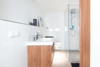 Helle Farben lassen auch kleinere Bäder großzügiger und freundlicher erscheinen.
Foto: djd/bad.de