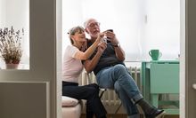 Ein Makler hilft beim Verkauf der Immobilie und entlastet verkaufende Eigentümer:innen.
Foto: djd/ImmoScout24/Garage Island Crew/Stocksy United