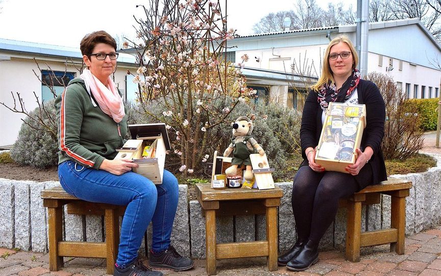 Ina Ehlers (li). und Reikja Wenning präsentieren die neue Produktpalette der Lebenshilfe.  Foto: rgp