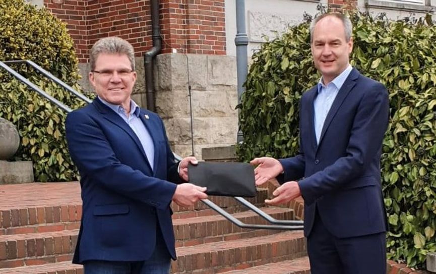 Symbolische Staffelübergabe: Jürgen Kuck (links) legt das Amt des SPD-Fraktionsvorsitzenden im Gemeinderat nieder, sein Nachfolger ist Michael Harjes.  Foto: eb