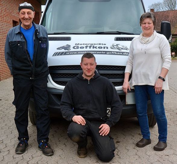 Hans-Joachim (v. li.), Mike und Heike Geffken haben sich als Spezialisten in der Reparatur von Motorgeräten weit über die Gemeindegrenze hinaus einen sehr guten Ruf erarbeitet.  Fotos: rgp