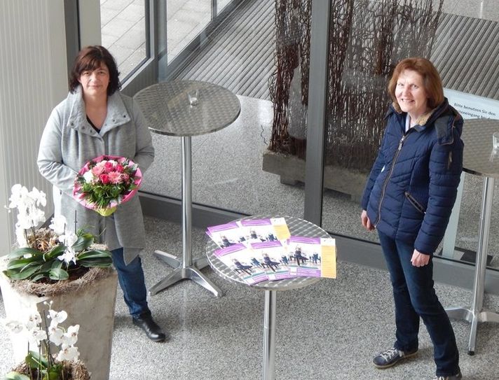 Die Leiterin der ABS, Thea Thomforde (rechts), bedankt sich bei Dozentin Bianca Bockelmann für zehn Jahre Engagement.  Foto: eb