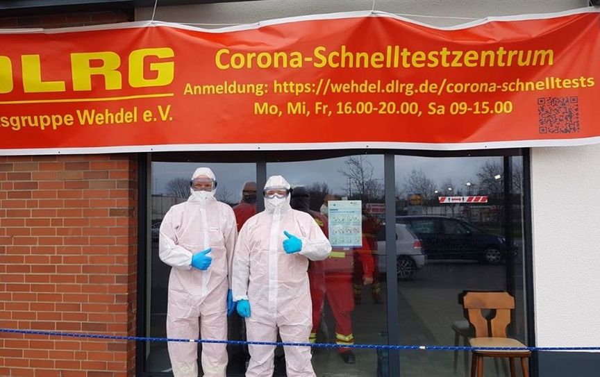 Der Vorsitzende Frank Leddin und der Technische Leiter Hannes Blohm vor dem Testzentrum in Spaden.  Foto: dcl