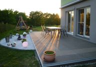 Sonnige Aussichten für die Gartensaison: Mit einem neuen Belag wirkt die Terrasse noch wohnlicher und gemütlicher. Foto: djd/Renofloor