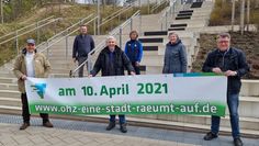 Organisator:innen und Schirmherr freuen sich über die gelungene elfte Auflage von  OHZ - eine Stadt räumt auf. Von links: Kai Hardi Käppel, Baudezernent Manuel Reichelt, Bürgermeister Torsten Rohde, Anja Printz, Gabriele von Lessel-Drettmann und Thomas Kahnwald.  Foto: nek