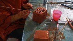 Kinder fertigen mit unterschiedlichen Hilfsmitteln Nisthilfen für Wildbienen an.  Foto: Helga-Leinung-Schule