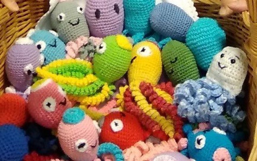 Wollkraken und vieles mehr - der Maschentreff strickt weiter.
 Foto: eb