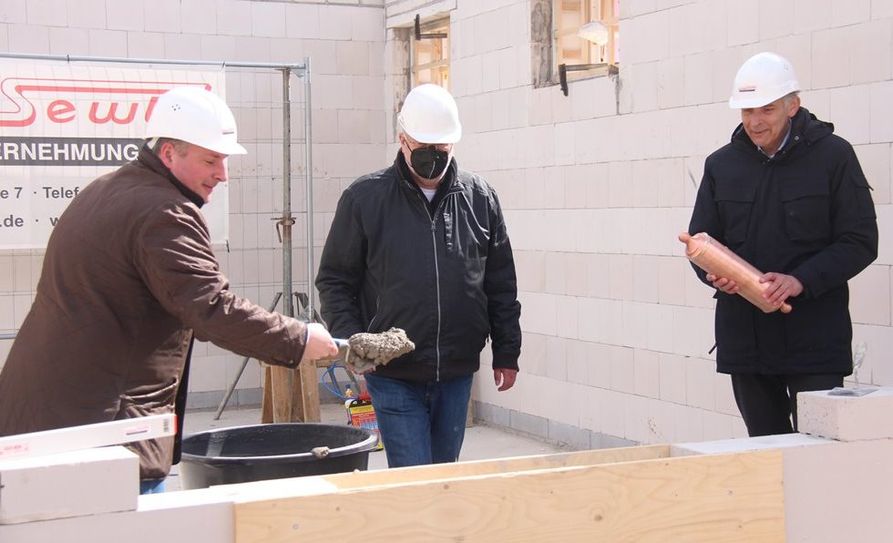 „Ihr könnt ruhig ´n paar Tage bleiben“, waren die Maurer sich einig. Patrick Grotheer, Gerd Meyer und Torsten Rohde (von links) versenkten die Zeitkapsel in den Mauern der neuen DRK-Kita.  Foto: jm