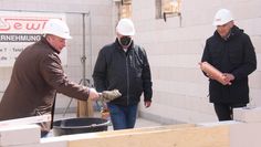 „Ihr könnt ruhig ´n paar Tage bleiben“, waren die Maurer sich einig. Patrick Grotheer, Gerd Meyer und Torsten Rohde (von links) versenkten die Zeitkapsel in den Mauern der neuen DRK-Kita.  Foto: jm