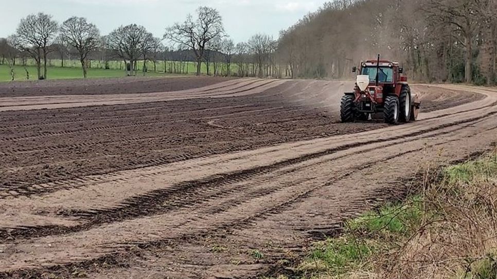 Jetzt muss sie nur noch wachsen: Auf einer Fläche am Ortsausgang entsteht die Garlstedter Blühwiese.  Foto: eb