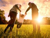 Photovoltaikanlagen nutzen die Kraft der Sonne - und leisten einen wichtigen Beitrag zu Klimaschutz und Energiewende. Foto: djd/E.ON/Getty Images/Lacheev