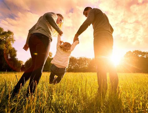 Photovoltaikanlagen nutzen die Kraft der Sonne - und leisten einen wichtigen Beitrag zu Klimaschutz und Energiewende. Foto: djd/E.ON/Getty Images/Lacheev