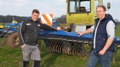 Tetje Meyerdierks (links) ist mit seinem Ackerstriegel auf der Fläche von Jan-Henrik Schöne zu Gast. Die beiden Landwirte aus dem Landkreis Osterholz machen beim Projekt FINKA mit.  Foto: eb