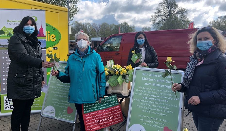 Die Bremervörderin Ingrid Fischer (Zweite v. li.) freut sich über die Rose und den Wertgutschein, der ihr von Bärbel Hensel (von links), Silke Lorenz und Angela Bekken überreicht wird.