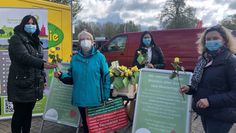 Die Bremervörderin Ingrid Fischer (Zweite v. li.) freut sich über die Rose und den Wertgutschein, der ihr von Bärbel Hensel (von links), Silke Lorenz und Angela Bekken überreicht wird.