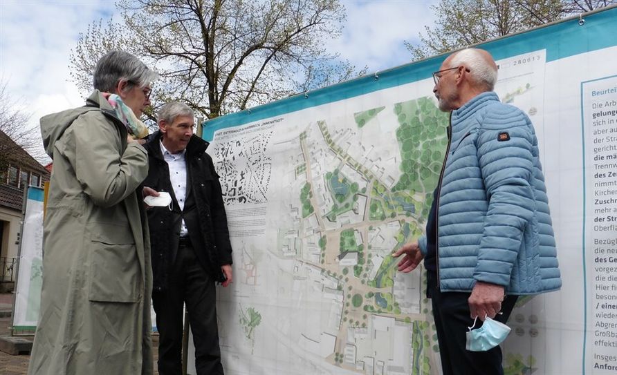 Jutta Rühlemann, Torsten Rohde und Peter Schnaars (v.l.) besichtigen die Pläne und freuen sich, dass die Planung vorankommt.