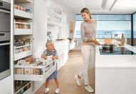 In einer aufgeräumten und funktionalen Küche hat jeder Gegenstand einen perfekten Aufbewahrungsort.